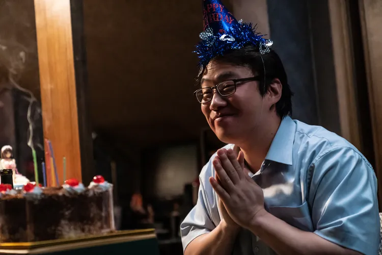 安宰弘劇中愛上直播主「假面女郎」，獨自慶生時幻想向對方告白。Netfllix提供