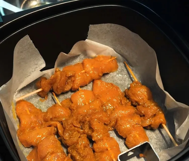 雞肉串食材：雞胸肉300克、（鹽水）鹽巴1大匙、水1000毫升、
小蘇打粉1茶匙、喜歡的香料1茶匙
醃料:咖哩粉1大匙、孜然粉1茶匙、
糖1茶匙、玉米粉1茶匙、醬油1大匙、香油1大匙。IG woodywoody315 提供