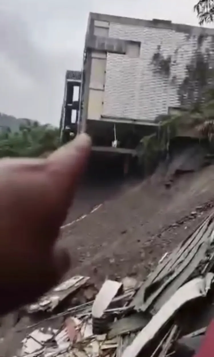 居民錄下畫面表示，停車場地基掏空，連路都沖毀了。取自臉書蔡沛樺