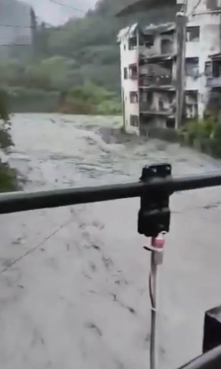 大水傾瀉，沿岸建築岌岌可危。取自臉書蔡沛樺