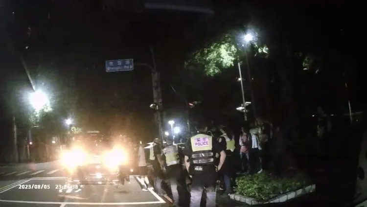 警方出動快打部隊現場查獲5人。民眾提供