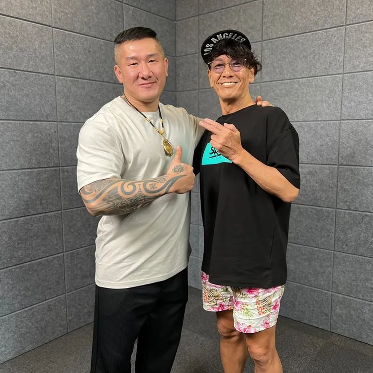 網友發現館長沒有比出師父招牌金手指。取自館長臉書