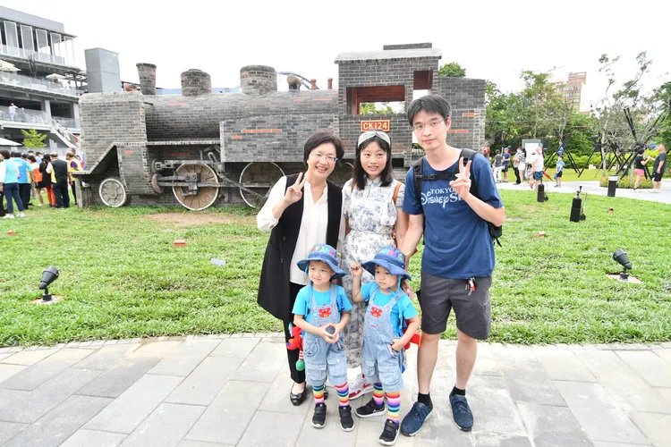 縣長王惠美與遊客在公共藝術作品「福爾摩沙號」前合影。縣府提供