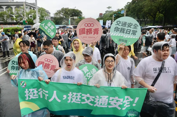 民進黨公職「甲動」出席820還路於民大遊行。林林攝