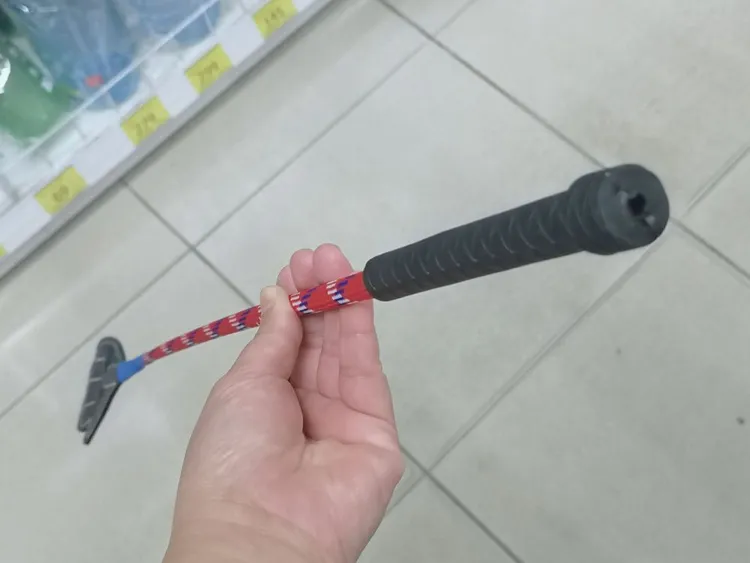 李男用「愛的小手」尾端用力戳女童。示意圖。資料照片