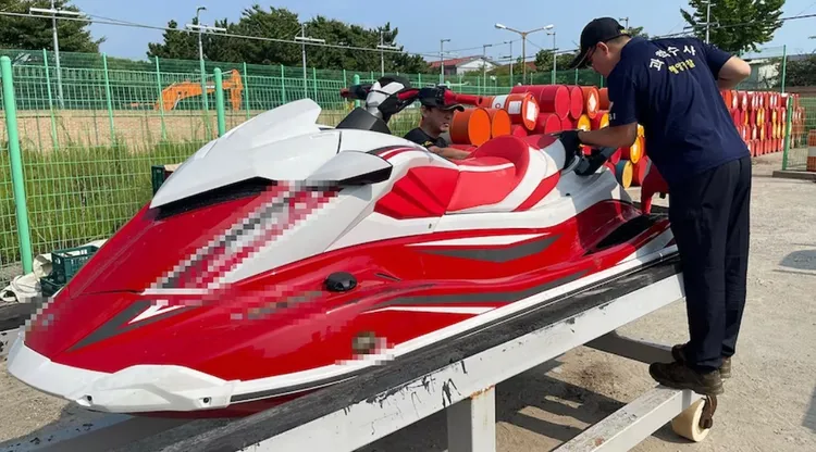 南韓海警檢查中國偷渡男子騎乘的水上摩托車。翻攝X@zuola