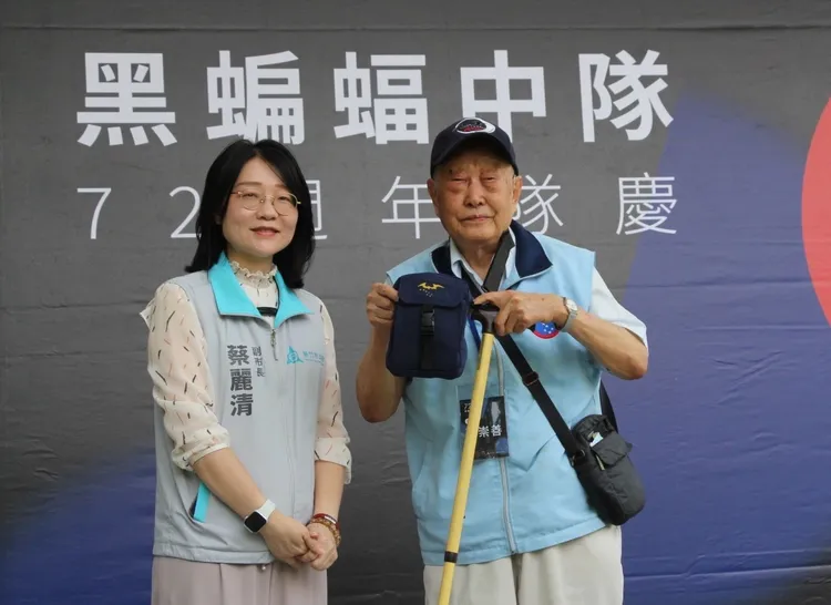 蔡麗清致贈紀念側背包，隊員李崇善先生代表受贈。新竹市府提供