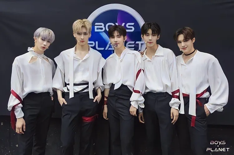 陳冠叡（左）幫助《Over Me》組員練習緞帶舞，JAY（右）也很感謝他。翻攝Mnet