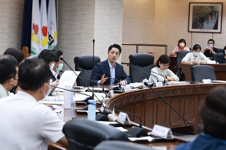 台北市長蔣萬安邀集府內各機關召開應變會議。北市衛生局提供