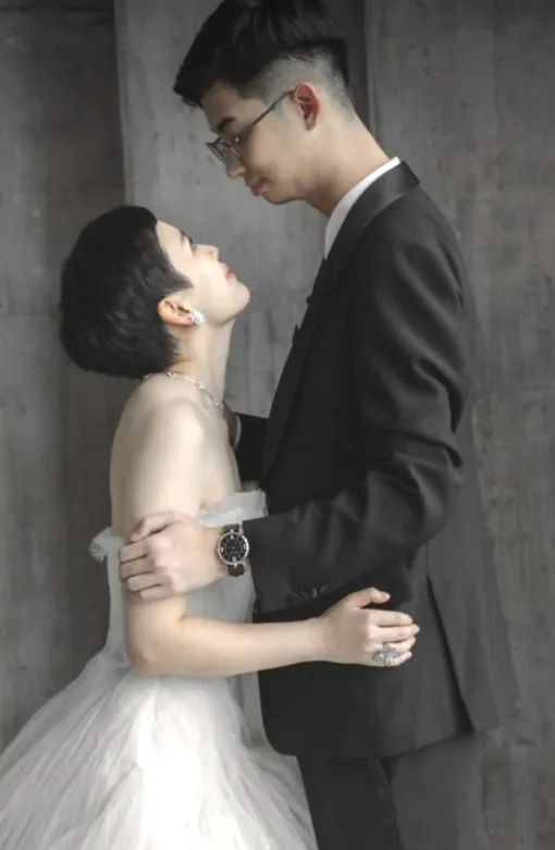 新人深情凝望。梵克雅寶提供