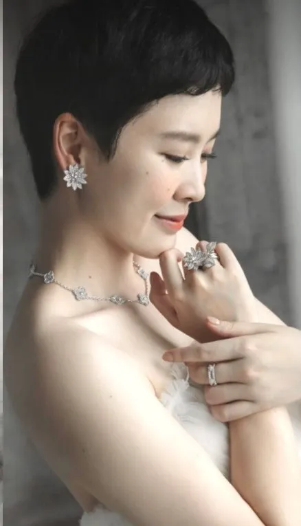 新娘才華洋溢。梵克雅寶提供