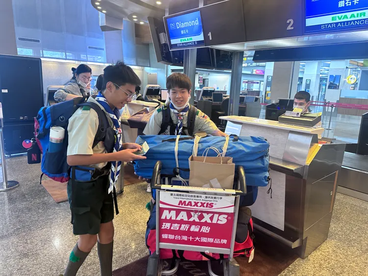 林玠鋒身上掛滿各種國旗小物，希望讓世界看見台灣。翻攝畫面