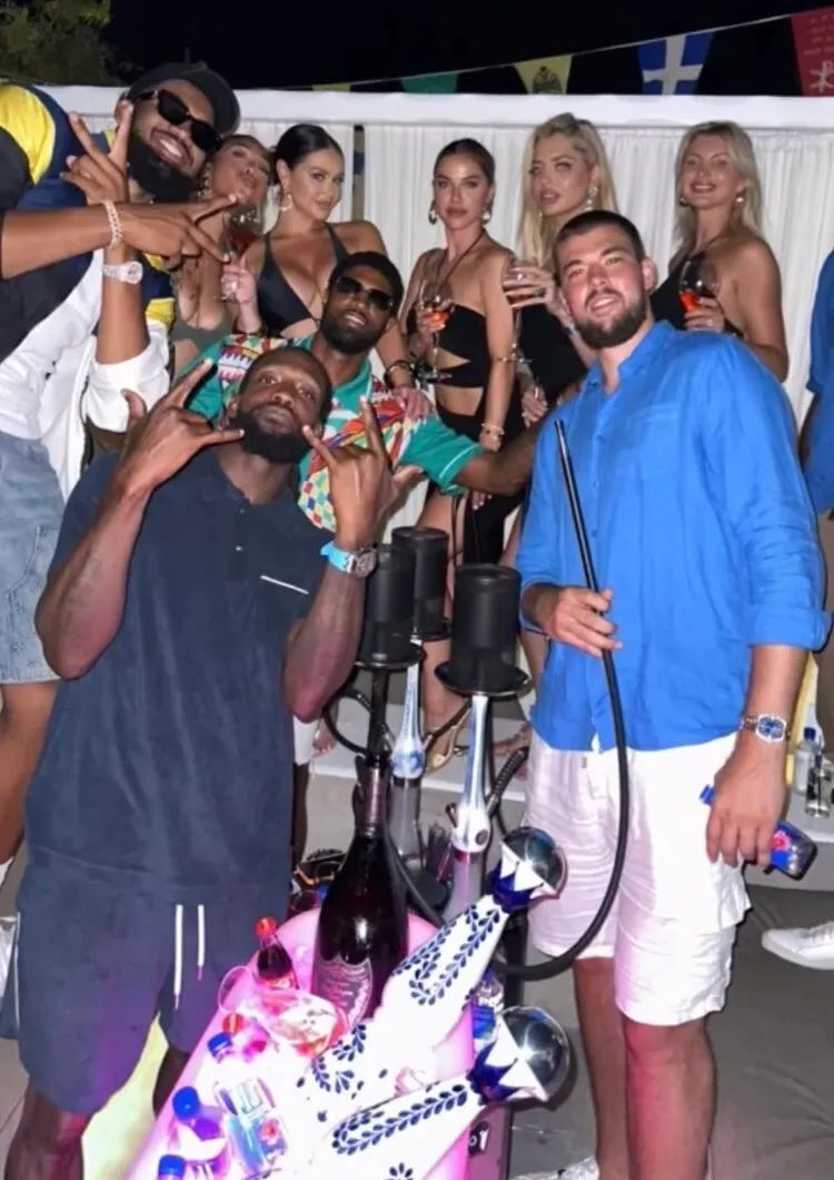 5名NBA球員和女伴同遊希臘。   翻攝IG