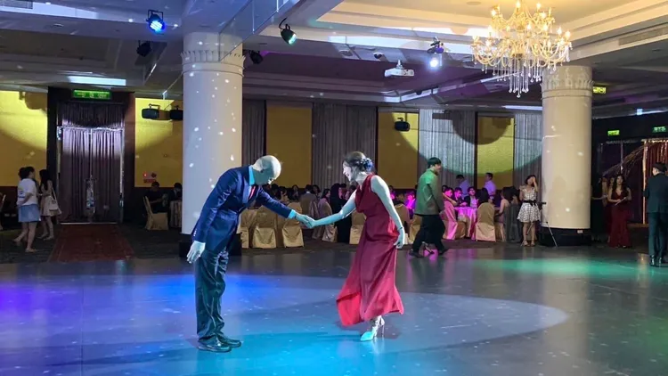 韓國瑜向夫人李佳芬邀舞。翻攝自韓國瑜臉書