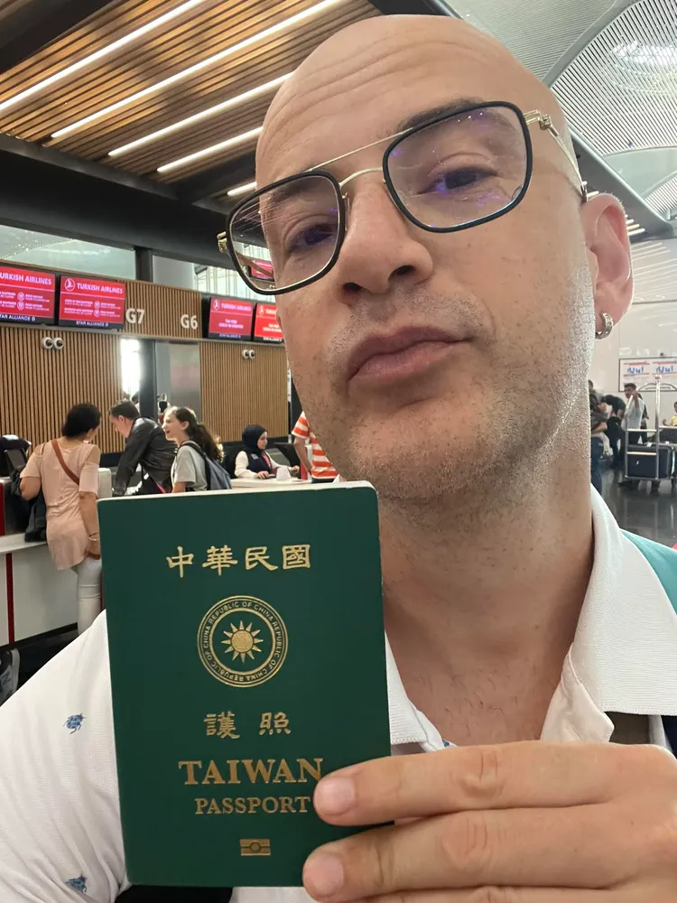 吳鳳使用中國民國護照出國，相當便利。取自吳鳳臉書