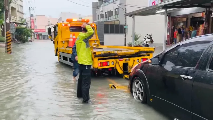 車輛拋錨，車主無奈。讀者提供