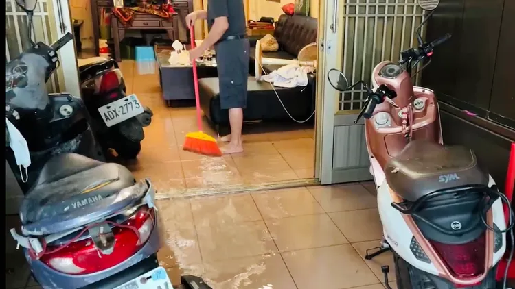 居民急忙舀水搶救。讀者提供