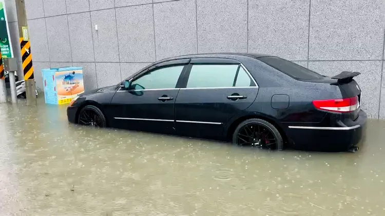 水淹約半顆輪胎高。讀者提供