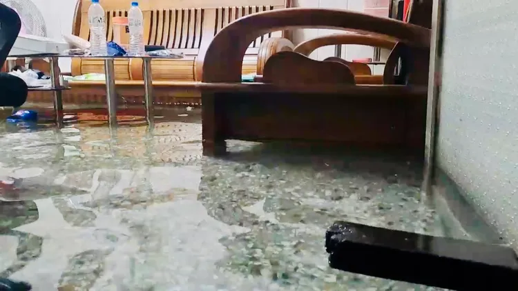 家具泡水，深度約20多公分。讀者提供