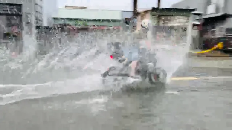 騎士苦中作樂，加速通過濺起大量水花。讀者提供