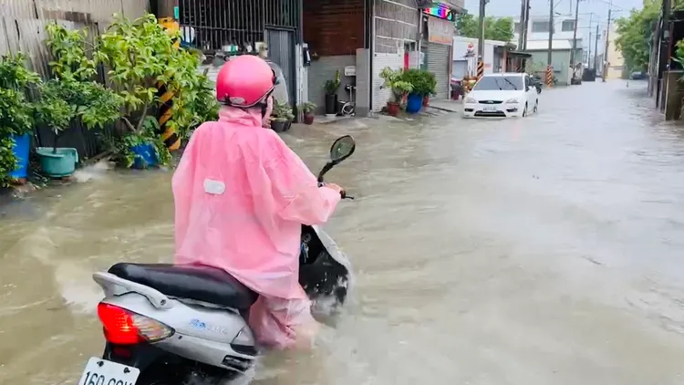 馬路如小河，激起浪潮。讀者提供