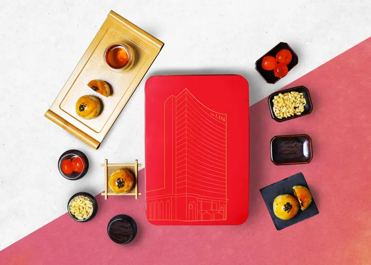 台中林酒店推出純手工自製的中秋禮饌，松子蛋黃酥禮盒，連續七年口碑熱銷。台中林酒店提供