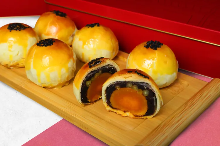 台中林酒店推出純手工自製的中秋禮饌，松子蛋黃酥禮盒，連續七年口碑熱銷。台中林酒店提供