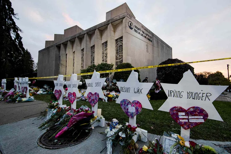 匹茲堡生命樹猶太會堂在案發後，民眾獻花追悼。美聯社