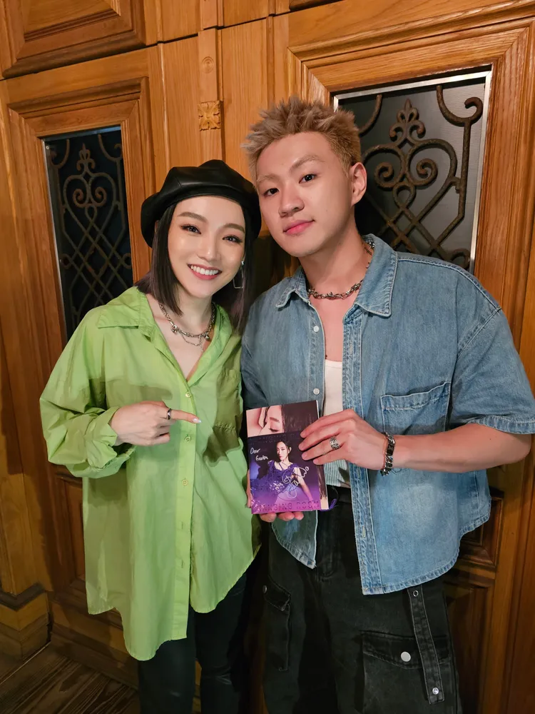 閻奕格（左）與詞曲作者Gaston Pong首次見面合影。華研國際提供