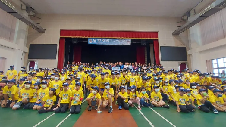 台電棒球FUN電營高雄場次今開幕，吸引300位國小學童參加。台電提供