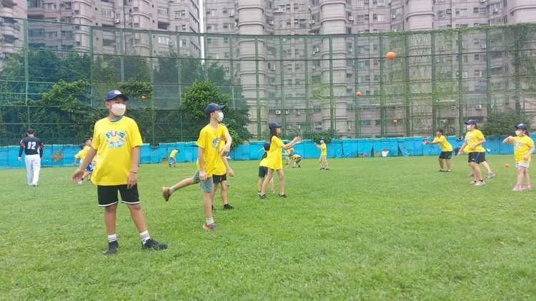 台電棒球Fun電營高雄場今天開幕，小朋友在球場上練習傳接球。台電提供