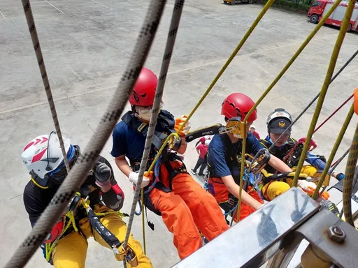 桃園市消防局首辦少年體驗營 40位學子著裝打火、垂降+防火、防災知識一次滿足