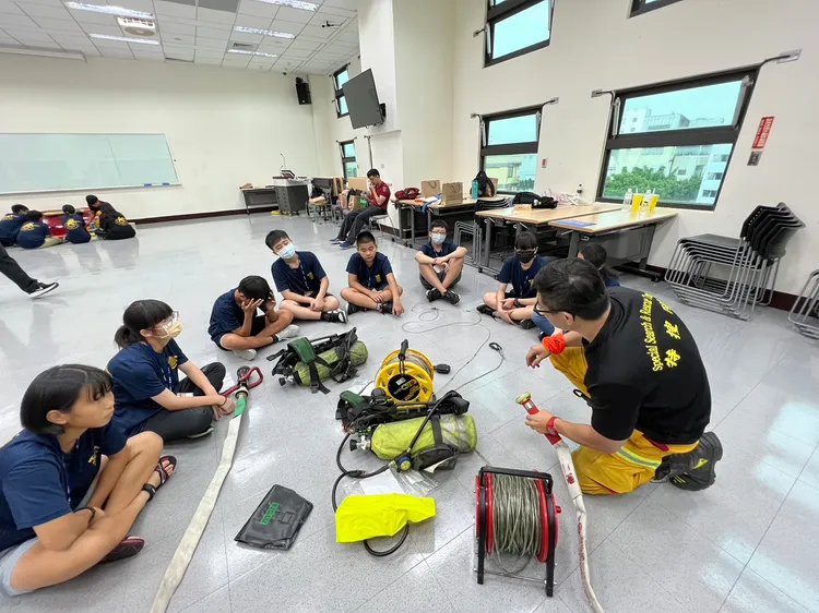 學子們認識搶救器材。桃園市消防局提供