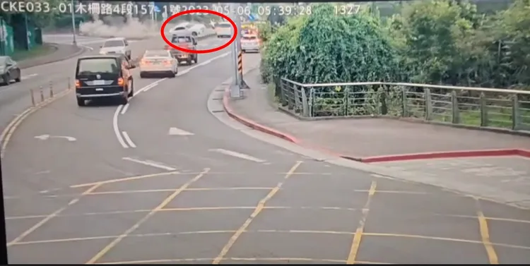 賓士車撞上安全島後，再橫越馬路，撞上休旅車。翻攝畫面