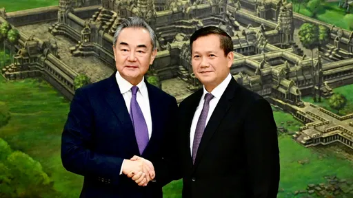 王毅訪柬埔寨會洪馬內 雙方承諾加強兩國關係