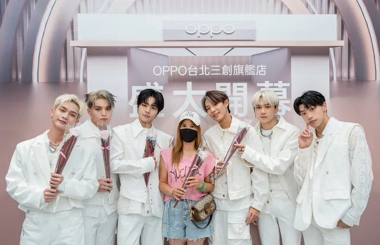 現場更加碼驚喜抽出15位粉絲，由《Ozone》親手送上玫瑰花甜蜜寵粉，創造最專屬的情人節回憶。OPPO提供