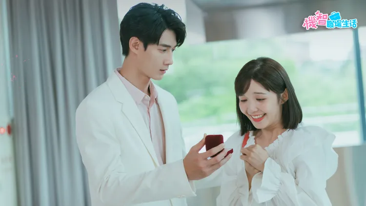 黃柏峰（左）向馮容潔求婚成功。LINE TV、TVBS提供