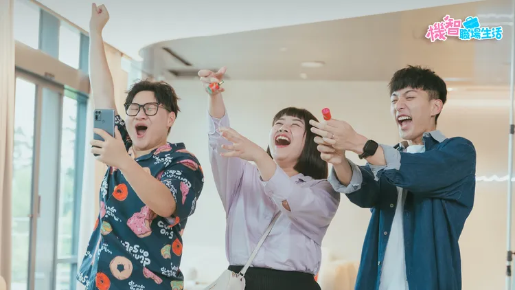 鄭豐毅（左起）、李星璐、鍾岳軒在求婚現場擔任氣氛組。LINE TV、TVBS提供