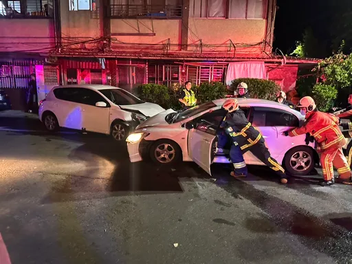 新北汐止深夜3車撞成連體嬰 他最衰!下車查看卻被2度撞擊夾在門上
