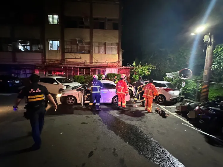 高姓駕駛送醫後無大礙。翻攝畫面