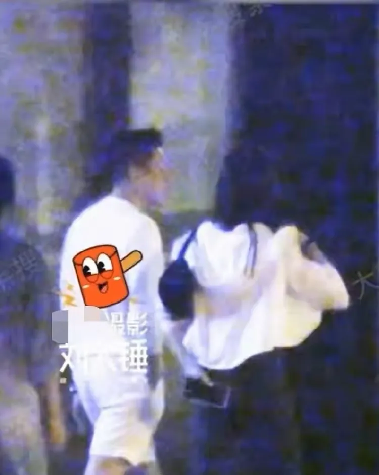 汪小菲與新歡穿著十分休閒，2人有說有笑。翻攝快手攝影劉大錘微博