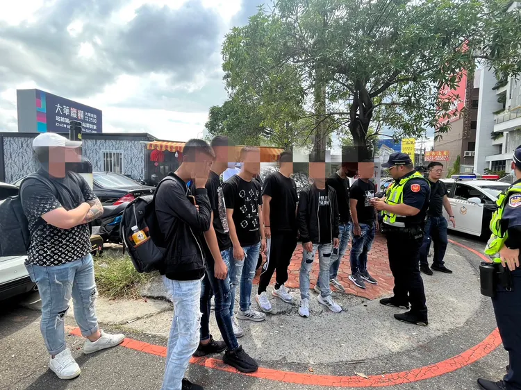 警方加強盤查參加公祭的未成年人，帶往派出所調查。民眾提供