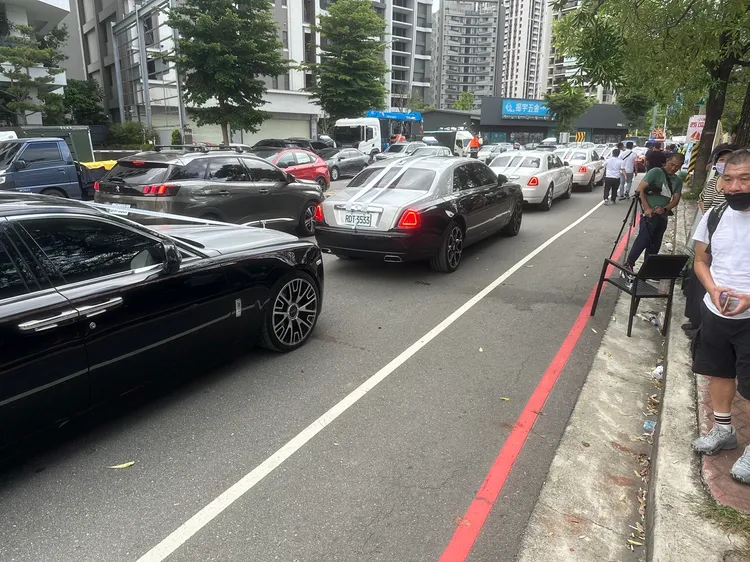 總值3億元的送行車隊。民眾提供