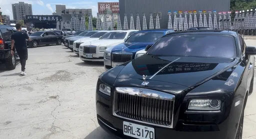 台中「象董」公祭！3億勞斯萊斯車隊送行　9少年闖關不成被警帶回