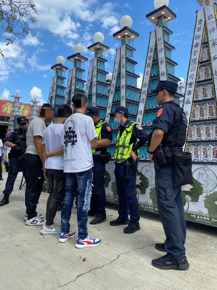 警方現場盤查。民眾提供