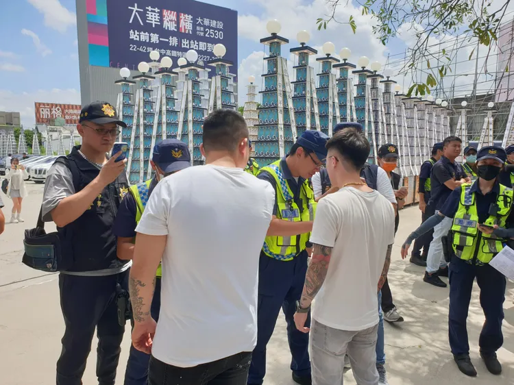 警方在告別式各出入口重點盤查。民眾提供