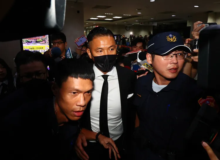 陳建州穿西裝領帶正式出庭。彭欣偉攝