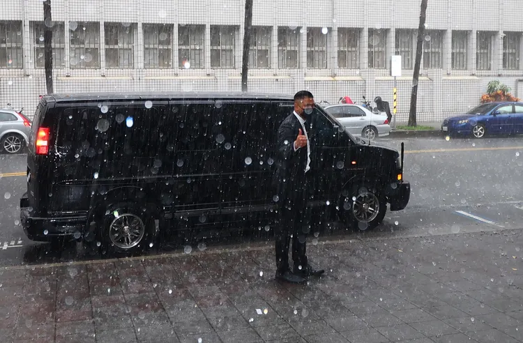 陳建州上車前不忘再度比出讚的手勢。彭欣偉攝