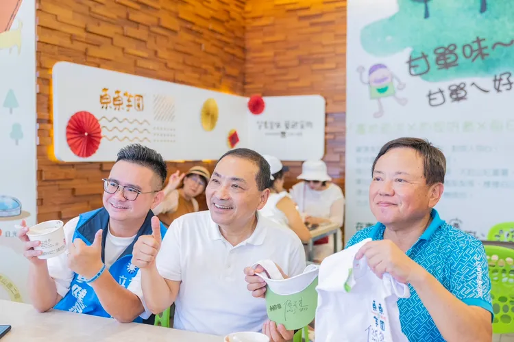 侯友宜與黃健豪到大坑東東芋圓，遇熱情民眾索取簽名。侯友宜辦公室提供