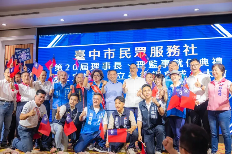 台中市民眾服務社今為侯友宜成立後援會，國民黨主席朱立倫及立委參選人均到場。侯友宜辦公室提供